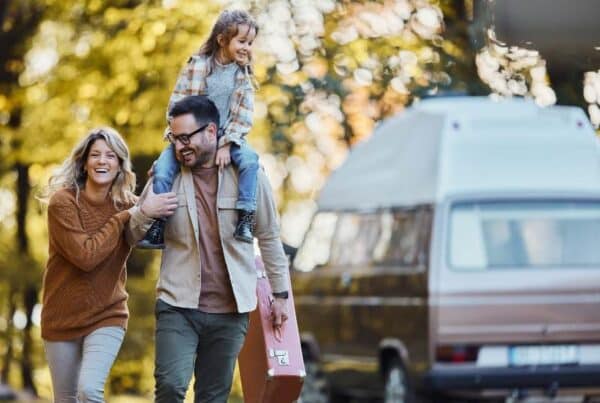 Famille heureuse et épanouie, inspirée par les conseils du blog pour une année 2025 de transformation positive