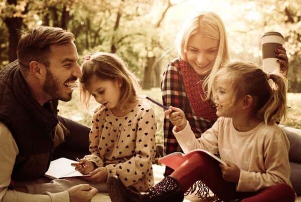 Famille réunie autour d'une table pour discuter des résolutions familiales fun et accessibles pour une année joyeuse et harmonieuse