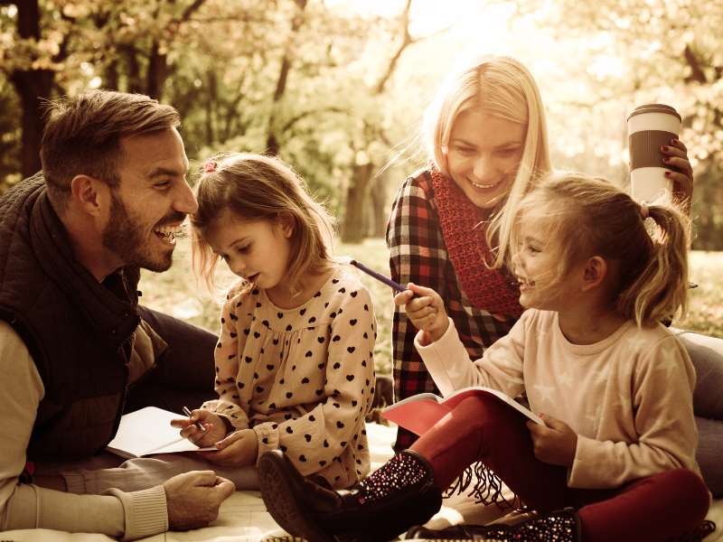 Famille réunie autour d'une table pour discuter des résolutions familiales fun et accessibles pour une année joyeuse et harmonieuse
