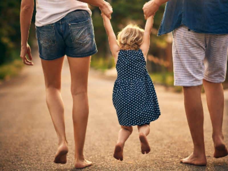 Des parents confiants, guidant leur enfant avec calme et sérénité