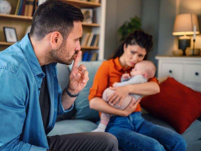 Les jugements extérieurs et attentes sociétales ébranlent votre confiance parentale.
