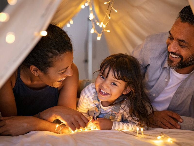 Famille en discussion dans un cadre chaleureux, illustrant l'importance de la communication bienveillante et de l'écoute active